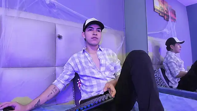 Snapshot of Jhonny_saenz chatting on 10.31.25 Jhonny saenz online show from 10.31.25