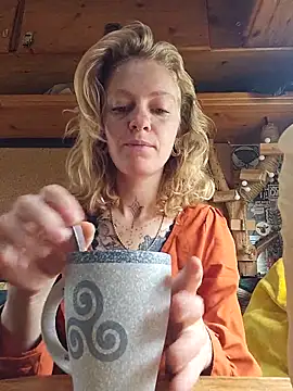 Snapshot of DeesseLilli chatting on 10.21.25 DeesseLilli online show from 10.21.25