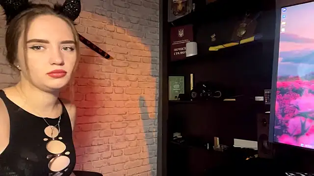 Snapshot of GreatMolly chatting on 10.21.25 GreatMolly online show from 10.21.25