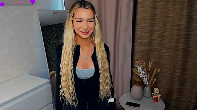 Snapshot of RosaleeSalm chatting on 10.20.25 RosaleeSalm online show from 10.20.25