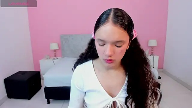 Snapshot of ZairaGlow chatting on 10.23.25 ZairaGlow online show from 10.23.25