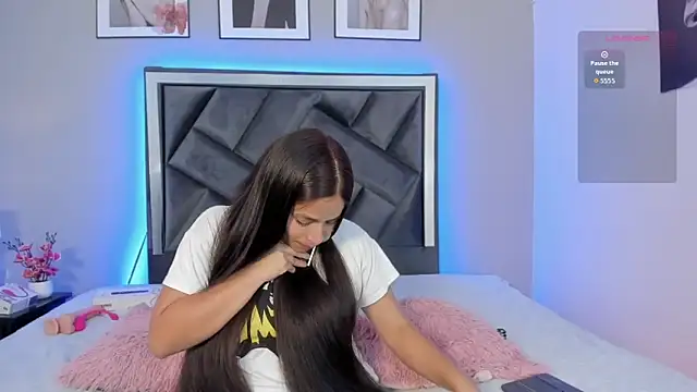 Snapshot of zoe_longhair chatting on 10.18.25 zoe longhair online show from 10.18.25