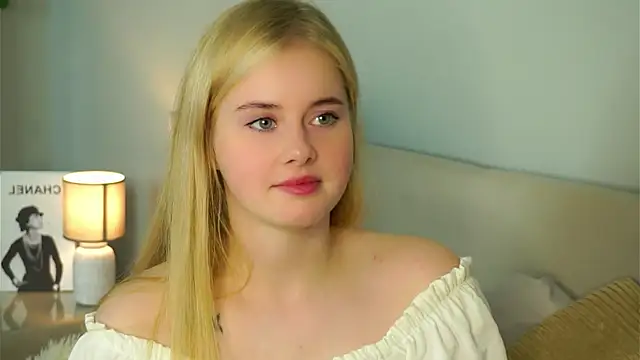 Snapshot of MoriahBorella chatting on 10.22.25 MoriahBorella online show from 10.22.25