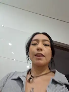 Snapshot of EvelynCrow_ chatting on 10.16.25 EvelynCrow  online show from 10.16.25