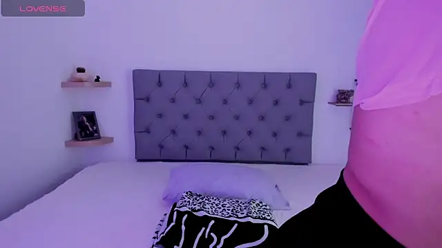 Saraarouusee online show from 02.20.26