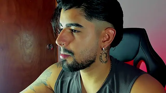 Snapshot of maximo_black_ chatting on 10.28.25 maximo black  online show from 10.28.25