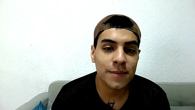 Snapshot of MRURUS05 chatting on 10.23.25 MRURUS05 online show from 10.23.25