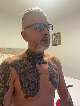 Snapshot of roygomez chatting on 10.24.25 roygomez online show from 10.24.25