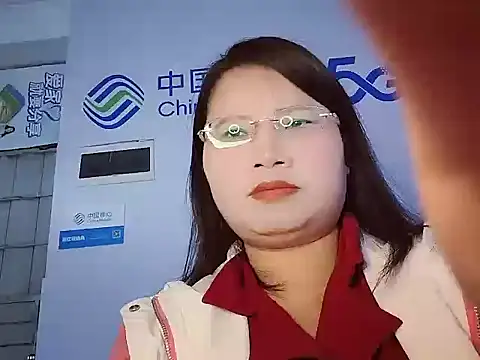 Snapshot of Rose-128 chatting on 10.20.25 Rose-128 online show from 10.20.25