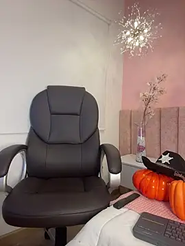 Snapshot of Valentino_ceratii chatting on 10.25.25 Valentino ceratii online show from 10.25.25