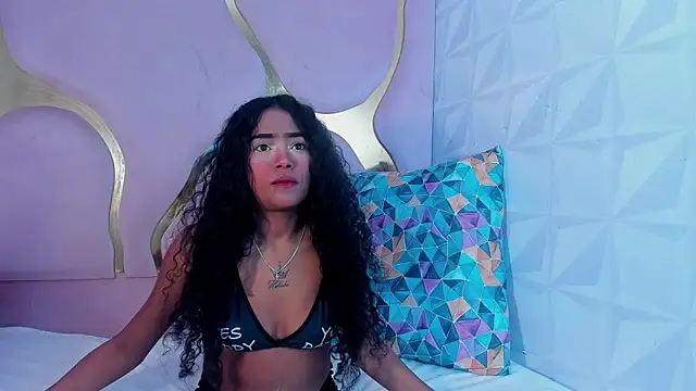 Snapshot of camilaqueenh chatting on 10.21.25 camilaqueenh online show from 10.21.25