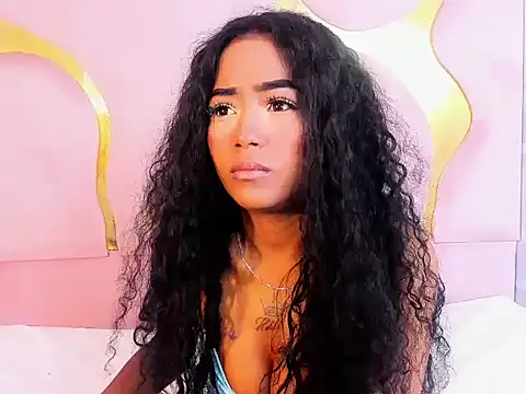 Snapshot of camilaqueenh chatting on 10.23.25 camilaqueenh online show from 10.23.25