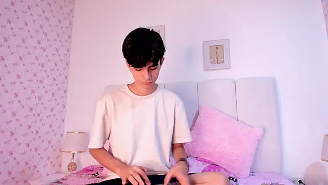 Snapshot of lukas_boylatin chatting on 10.22.25 lukas boylatin online show from 10.22.25