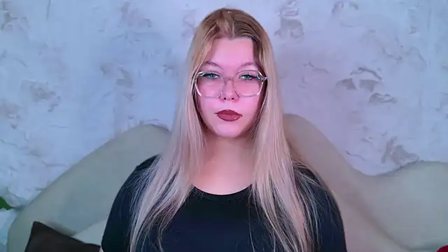 Snapshot of MonaKeli chatting on 10.29.25 MonaKeli online show from 10.29.25