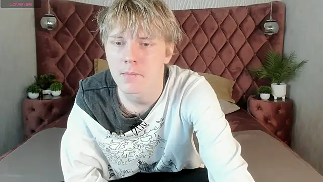 Snapshot of KevinMilky chatting on 10.16.25 KevinMilky online show from 10.16.25