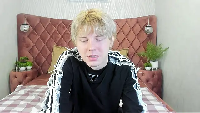 Snapshot of KevinMilky chatting on 10.24.25 KevinMilky online show from 10.24.25