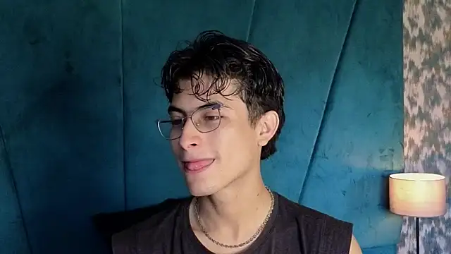 Aaron Eze online show from 11.02.25