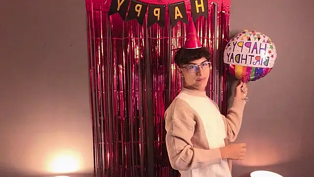 Aaron Eze online show from 04.08.26