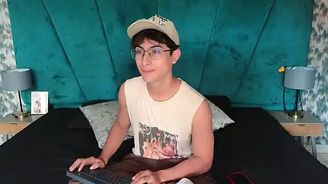 Aaron Eze online show from 05.07.26