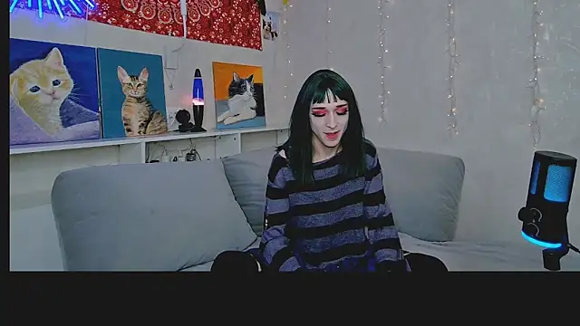 Snapshot of whoalexxa chatting on 11.17.25 whoalexxa online show from 11.17.25