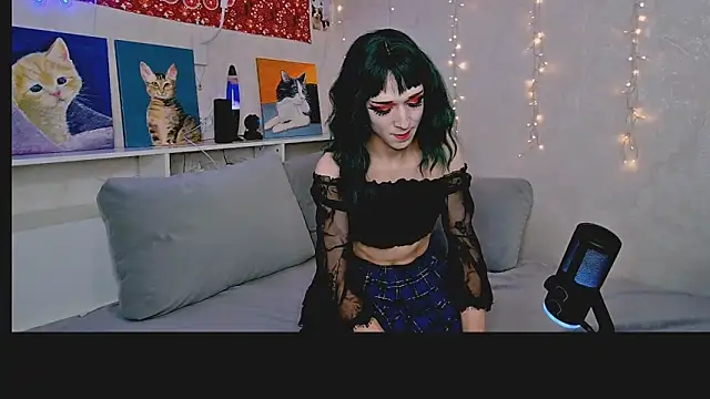 Snapshot of whoalexxa chatting on 11.19.25 whoalexxa online show from 11.19.25