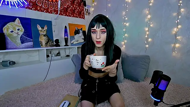 Snapshot of whoalexxa chatting on 11.30.25 whoalexxa online show from 11.30.25