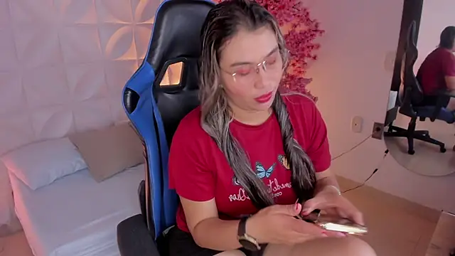 Snapshot of clara_luu_ chatting on 02.28.26 clara luu online show from 02.28.26