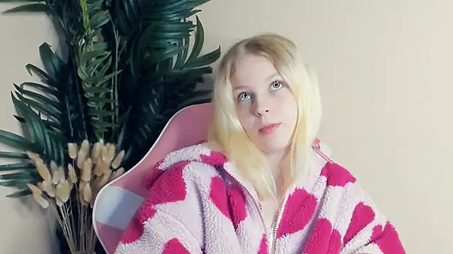 Snapshot of EufemiaLynes chatting on 10.17.25 EufemiaLynes online show from 10.17.25