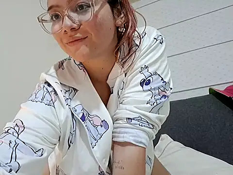 Snapshot of Red_Lola_ chatting on 10.19.25 Red Lola  online show from 10.19.25
