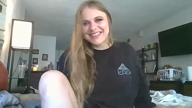 Snapshot of N1naBeanz chatting on 10.17.25 N1naBeanz online show from 10.17.25