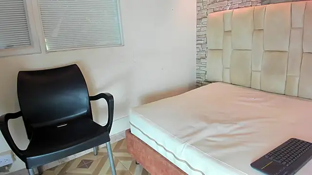 Owenn 17 online show from 10.20.25