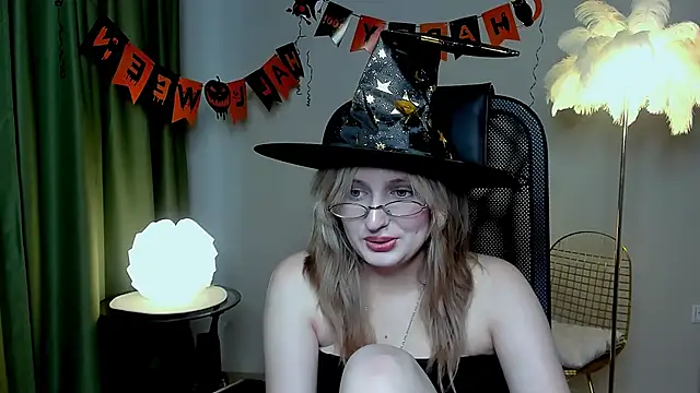 Snapshot of ScarlettScril chatting on 10.24.25 ScarlettScril online show from 10.24.25