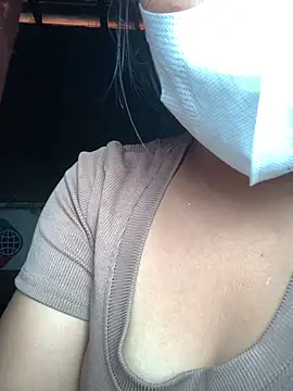 Snapshot of Embe-xinh18 chatting on 10.23.25 Embe-xinh18 online show from 10.23.25