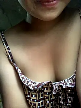 Snapshot of Embe-xinh18 chatting on 10.24.25 Embe-xinh18 online show from 10.24.25