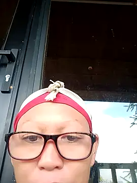 Snapshot of nui-show chatting on 10.18.25 nui-show online show from 10.18.25