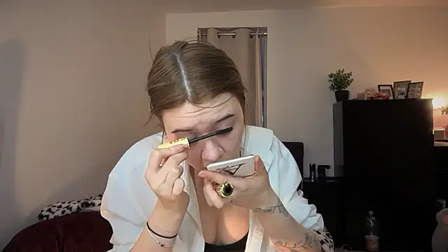 YasmineLace online show from 11.28.25