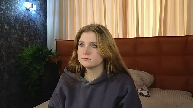 Snapshot of NightSaffron chatting on 11.25.25 NightSaffron online show from 11.25.25