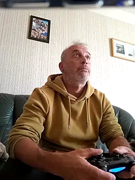 Snapshot of Ptitcouic chatting on 10.16.25 Ptitcouic online show from 10.16.25