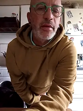 Snapshot of Ptitcouic chatting on 10.18.25 Ptitcouic online show from 10.18.25