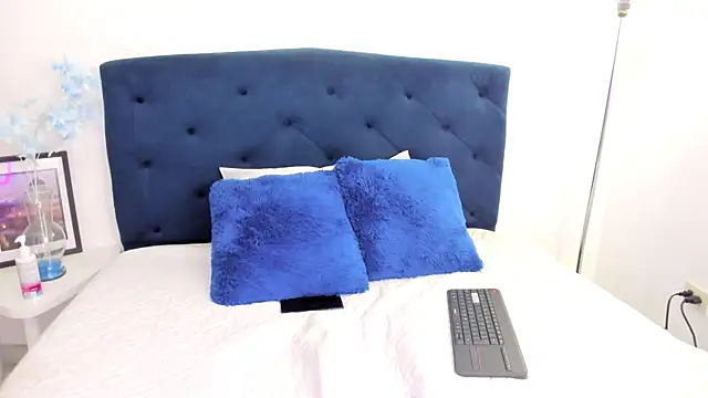 Scarlett Glows1 online show from 11.15.25