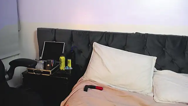 Snapshot of jadeandsamuel chatting on 10.26.25 jadeandsamuel online show from 10.26.25