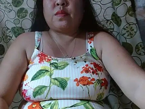 Snapshot of lovenaya chatting on 12.21.25 lovenaya online show from 12.21.25