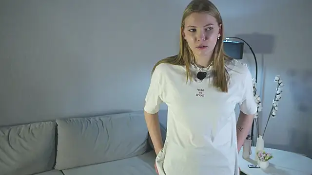 Snapshot of EviaCocola chatting on 10.17.25 EviaCocola online show from 10.17.25