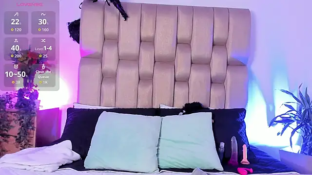 Snapshot of Zoebecker chatting on 10.20.25 Zoebecker online show from 10.20.25