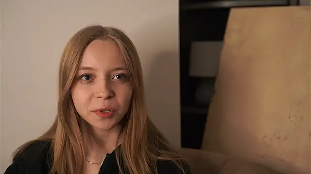 Snapshot of WillaHowkins chatting on 10.17.25 WillaHowkins online show from 10.17.25