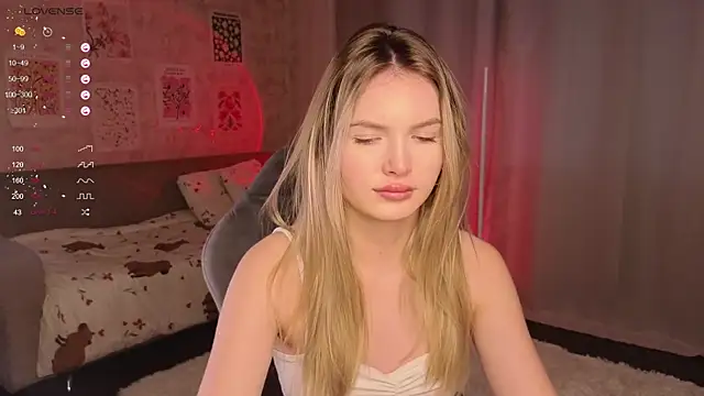 Snapshot of EvelynSin chatting on 10.20.25 EvelynSin online show from 10.20.25