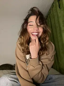 Snapshot of MiaaCute- chatting on 05.19.26 MiaaCute- online show from 05.19.26