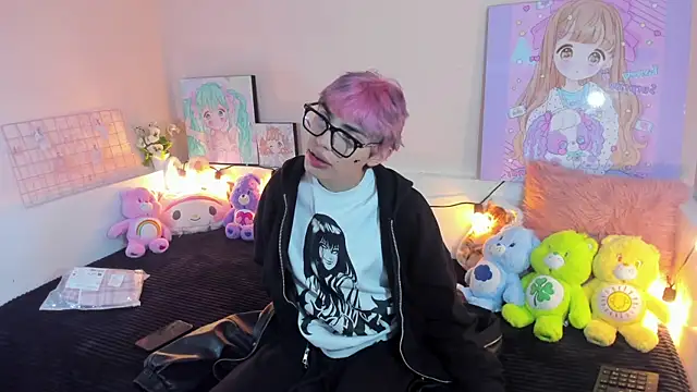 Strawberry Kitty  online show from 11.30.25