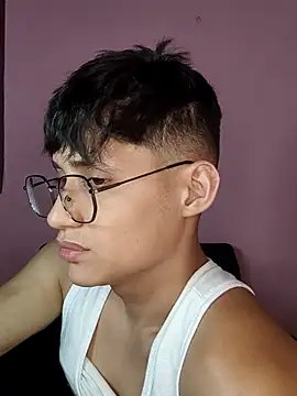 Snapshot of AxelKamel chatting on 10.25.25 AxelKamel online show from 10.25.25