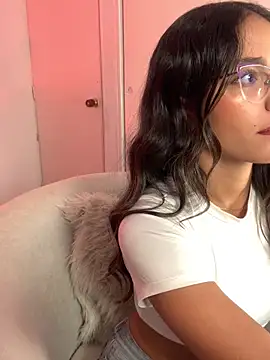 Snapshot of elegant__rouse chatting on 06.17.26 elegant rouse online show from 06.17.26